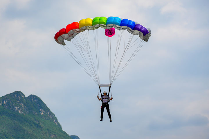 運(yùn)動(dòng)員在空中“翱翔”。龍建睿攝