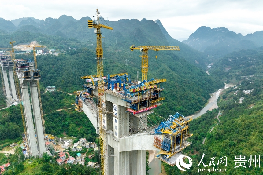 航拍建設(shè)中的納晴高速六枝大橋。人民網(wǎng)記者 涂敏攝