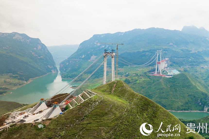 航拍建設(shè)中的納晴高速牂牁江大橋。人民網(wǎng)記者 涂敏攝