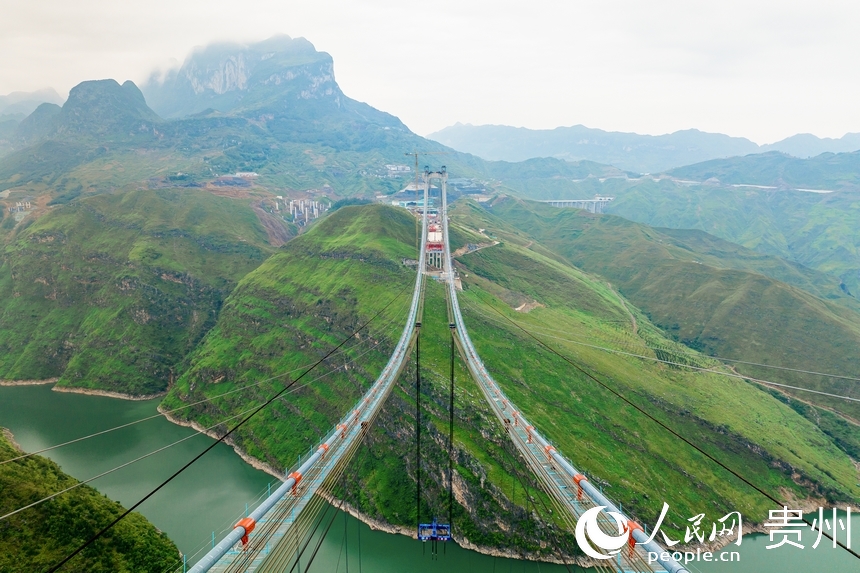 航拍建設(shè)中的納晴高速牂牁江大橋。人民網(wǎng)記者 涂敏攝