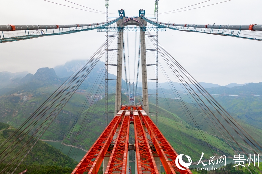 航拍建設(shè)中的納晴高速牂牁江大橋。人民網(wǎng)記者 涂敏攝