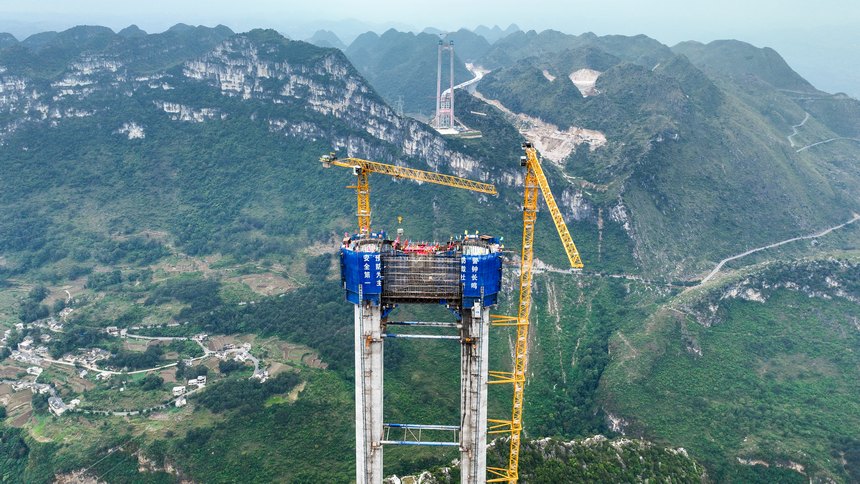 航拍建設中的花江峽谷大橋。廖迅攝