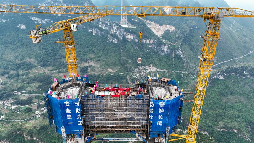 航拍建設(shè)中的花江峽谷大橋。廖迅攝