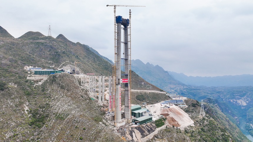 航拍建設(shè)中的花江峽谷大橋。劉葉琳攝