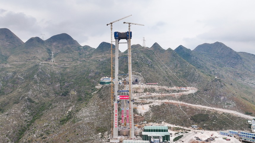 航拍建設(shè)中的花江峽谷大橋。劉葉琳攝