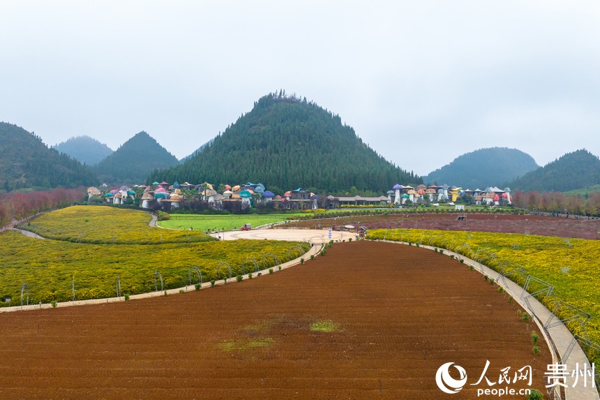 航拍貴州省黔西南州興義市陽(yáng)光谷旅游度假區(qū)。人民網(wǎng)記者 涂敏攝