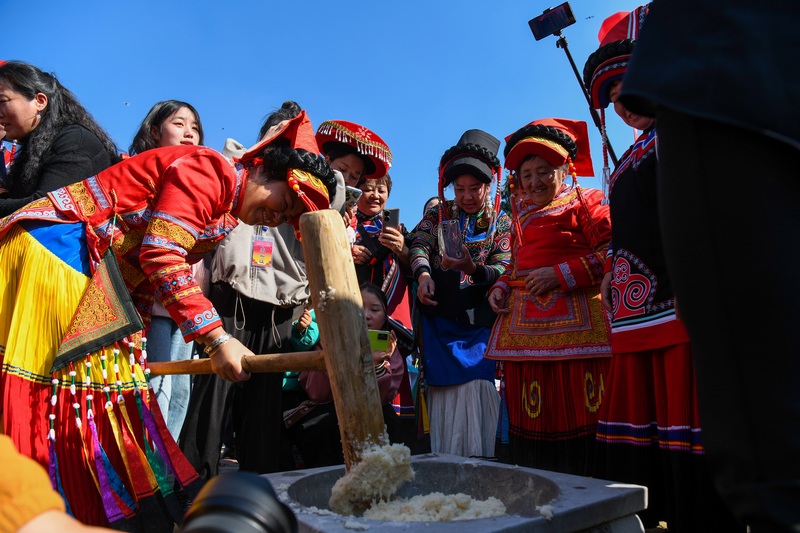 11月19日，在百里杜鵑管理區(qū)迎豐村，前來(lái)參加彝族年的群眾體驗(yàn)打糍粑。