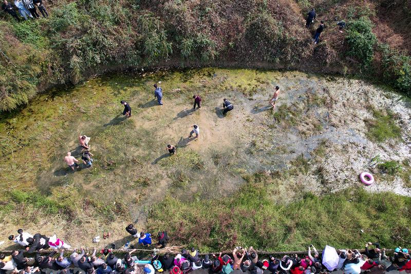 11月19日，在百里杜鵑管理區(qū)迎豐村，群眾參加“渾水摸魚”活動(dòng)。