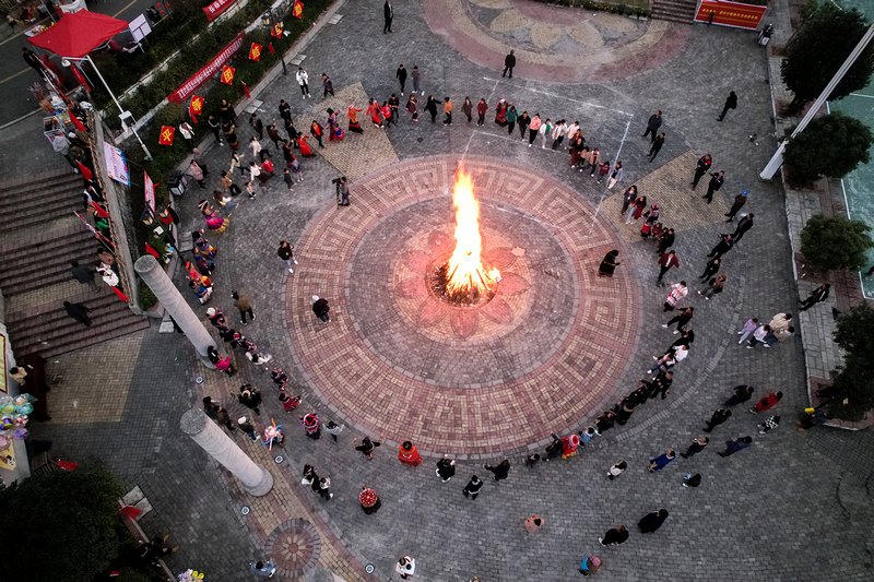 11月19日，在百里杜鵑管理區(qū)迎豐村，群眾一同參加篝火。