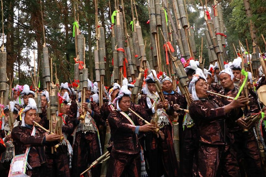 苗族同胞圍聚在一起慶祝苗族蘆笙節(jié)。