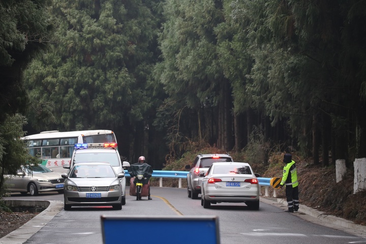 交警出勤維持道路通暢。