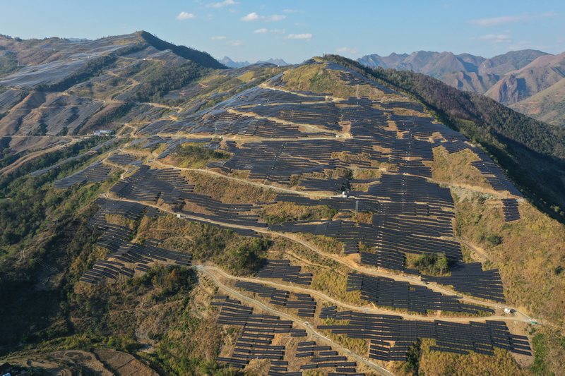 荒山變金山，望謨縣昂武和亭二期農(nóng)業(yè)光伏電站。王艷攝