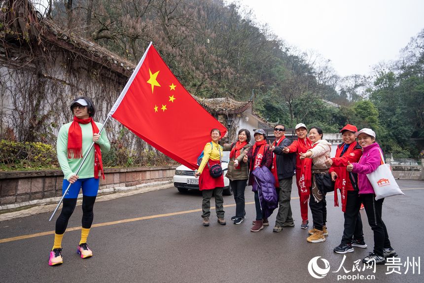 參與貴陽(yáng)貴安第53屆全民健身登高迎新跑的市民合影。人民網(wǎng)記者 涂敏攝