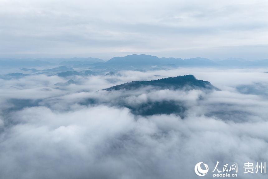 航拍云霧繚繞的石阡縣。人民網(wǎng)記者 涂敏攝