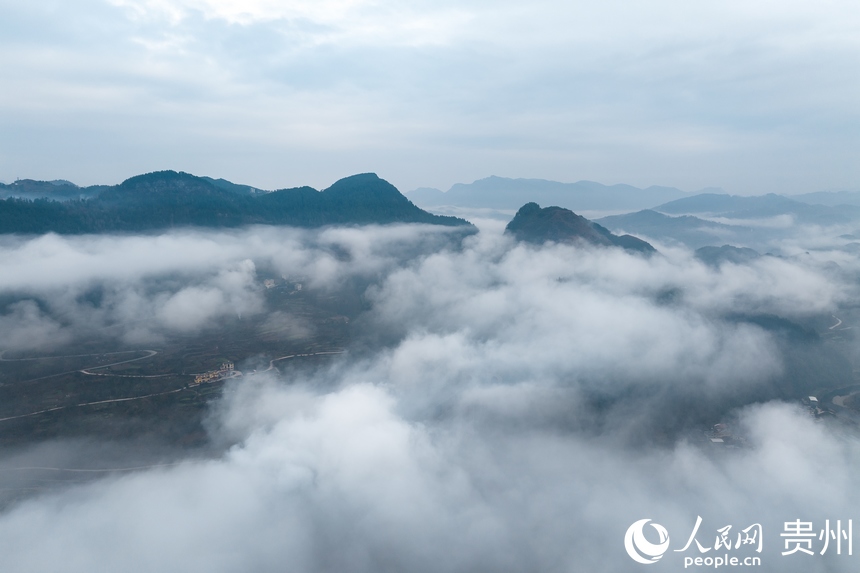 航拍云霧繚繞的石阡縣。人民網(wǎng)記者 涂敏攝