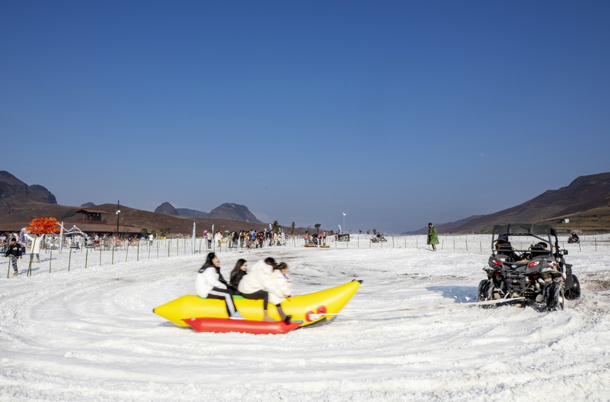 日前，一場大雪使赫章縣阿西里西景區(qū)銀裝素裹，更是讓阿西里西冰雪主題樂園“雪上加雪”，宛如雪國里的童話世界。這是游客在阿西里西冰雪主題樂園體驗冰雪項目。李學(xué)友攝