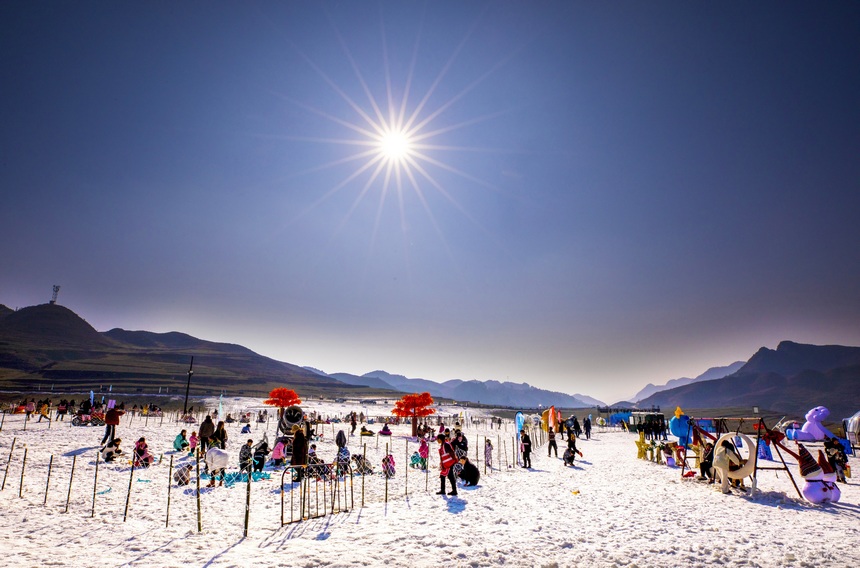 日前，一場大雪使赫章縣阿西里西景區(qū)銀裝素裹，更是讓阿西里西冰雪主題樂園“雪上加雪”，宛如雪國里的童話世界。這是游客在阿西里西冰雪主題樂園體驗(yàn)冰雪項(xiàng)目。李學(xué)友攝