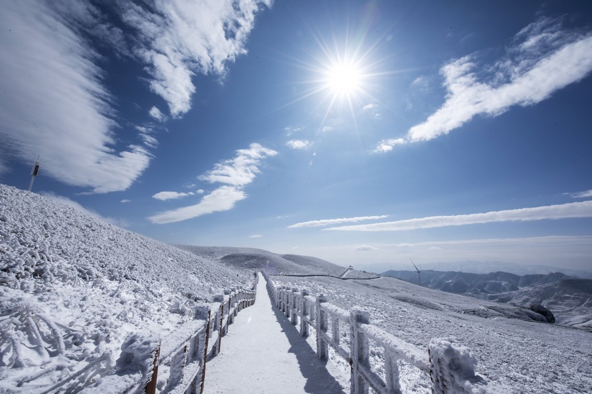 日前，一場大雪使赫章縣阿西里西景區(qū)銀裝素裹，宛如雪國里的童話世界。這是阿西里西大韭菜坪景區(qū)分外妖嬈的迷人雪景。李學友攝