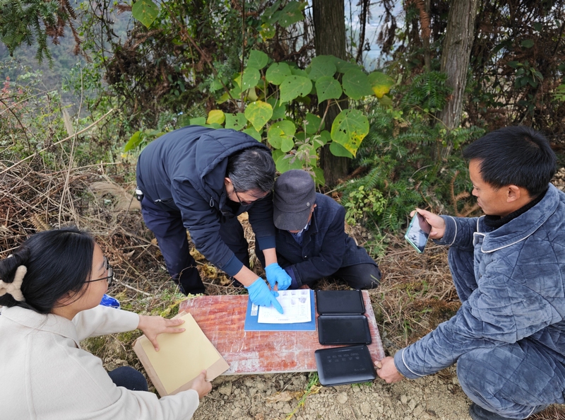 鑒定中心人員到田間地頭提供鑒定采集。貴州警察學(xué)院司法鑒定中心供圖