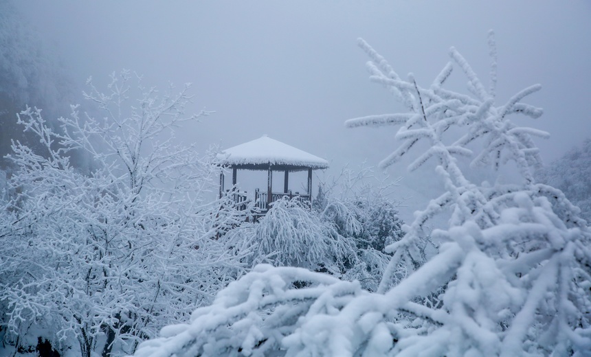 六盤(pán)水梅花山旅游景區(qū)銀裝素裹。趙樺攝