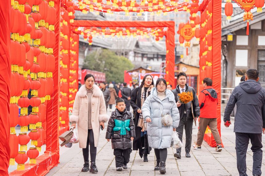 步行街上處處是“年味兒”。羅大富攝