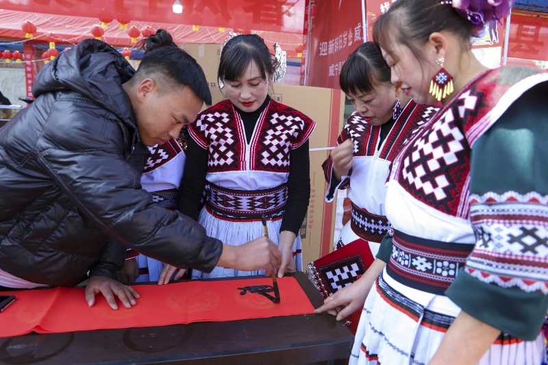 少數(shù)民族同胞購買春聯(lián)。管慶巍攝