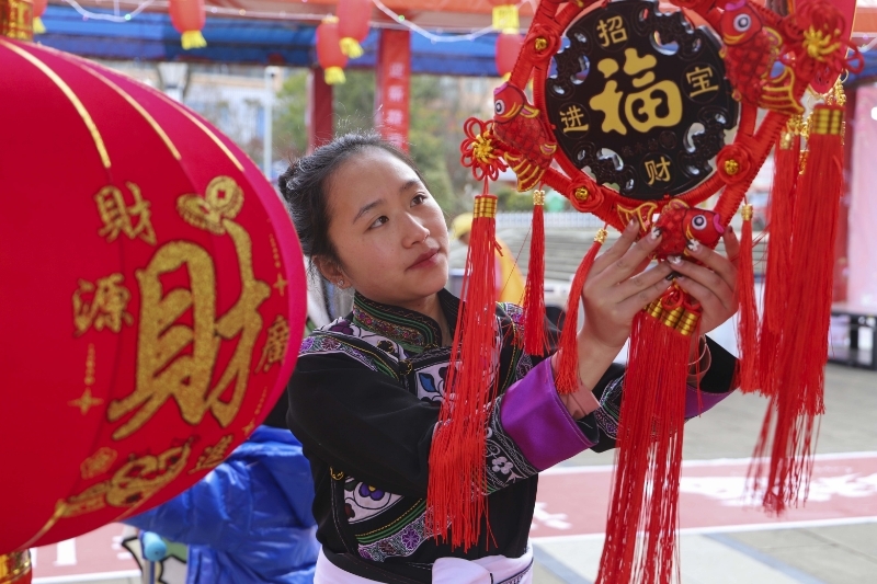 少數(shù)民族同胞正在挑選年貨。管慶巍攝