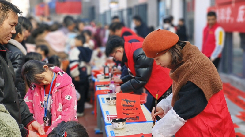 1月13日，文藝小分隊(duì)在七星關(guān)區(qū)甘河街道幸福小鎮(zhèn)開(kāi)展活動(dòng)現(xiàn)場(chǎng)。彭麗攝