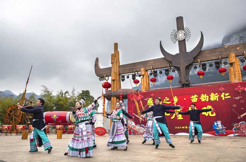 黔西市新仁苗族鄉(xiāng)化屋村，村民在“村晚”上表演“非遺”節(jié)目。史開心攝