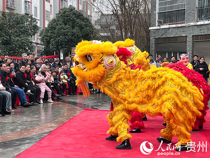 活動(dòng)現(xiàn)場(chǎng)龍獅躍五，鼓聲陣陣，年味十足。人民網(wǎng) 陳潔泉攝