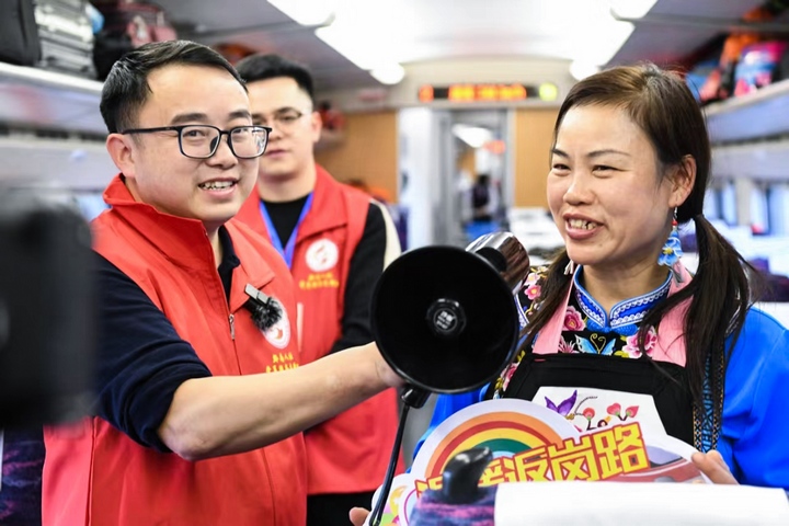 列車上的趣味答題。孫興偉攝