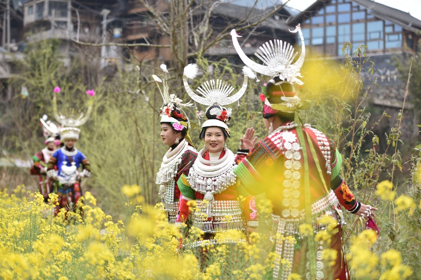 3月10日，游客在油菜花叢中游玩。凱尚宇攝