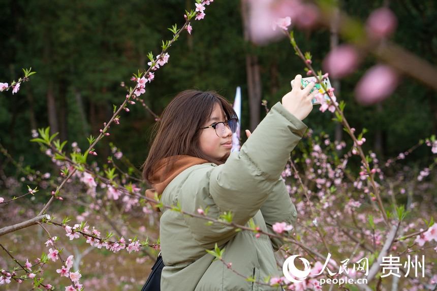 游客在花叢中拍照打卡。人民網(wǎng) 陽茜攝