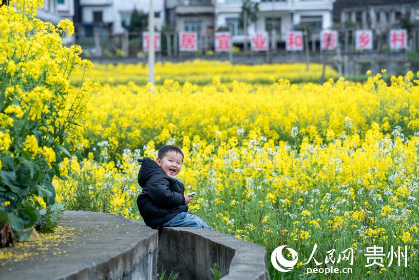 在油菜花田內(nèi)玩耍的小朋友。人民網(wǎng) 顧蘭云攝