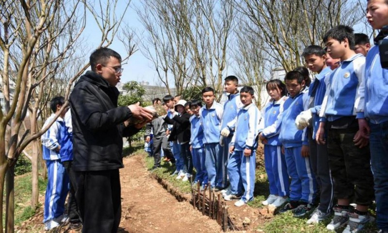 大方縣特教學(xué)校學(xué)生正在聽老師講解如何種植天麻.jpg