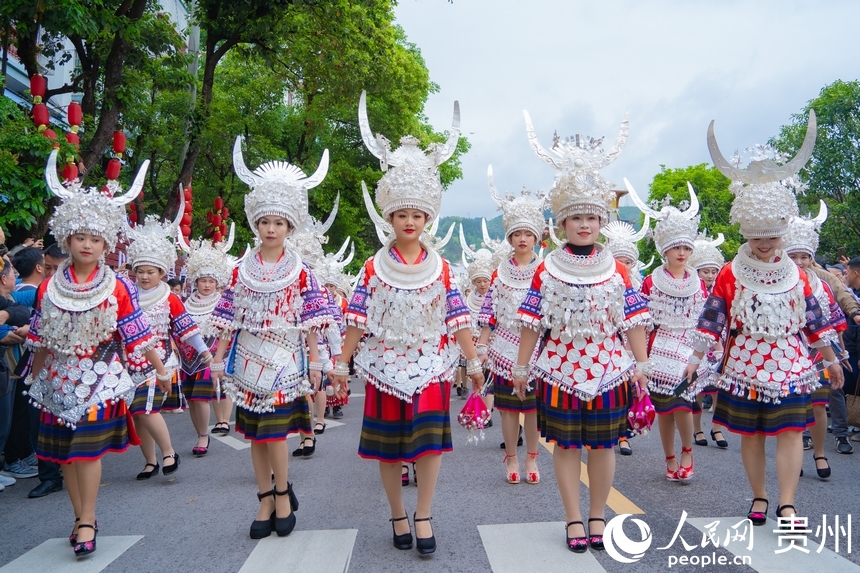 身著盛裝參加游演的苗族同胞。人民網(wǎng) 陽茜攝