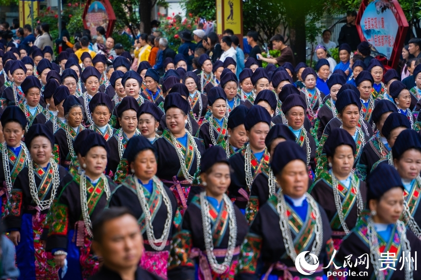 不同支系的苗族同胞身著盛裝參加游演。人民網(wǎng) 陽(yáng)茜攝