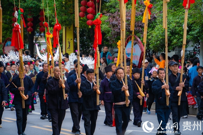 不同支系的苗族同胞身著盛裝參加游演。人民網(wǎng) 陽茜攝