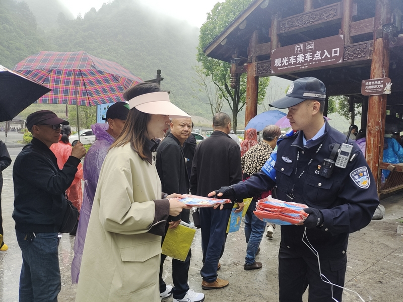 五一期間景區(qū)雨天免費(fèi)為游客送雨衣。