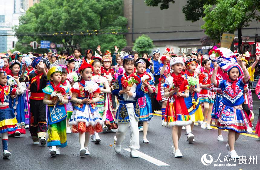 小朋友們身著民族服飾走在巡游前列。人民網(wǎng)記者 高華攝