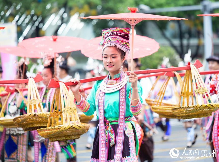 巡游隊伍身著少數(shù)民族服飾進行展演。人民網(wǎng)記者 高華攝