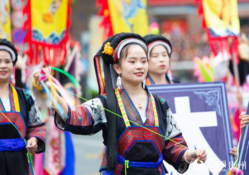 巡游人員身著少數(shù)民族服飾向觀眾走來。人民網(wǎng)記者 高華攝