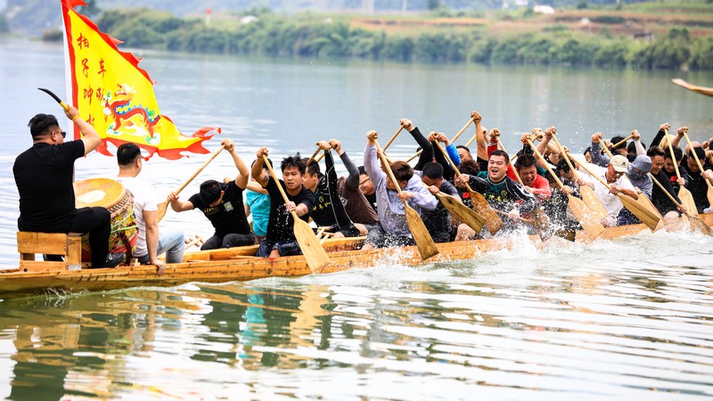 5月17日，碧江區(qū)銅興街道柑子沖村龍舟隊(duì)在緊張訓(xùn)練。 代旭東攝