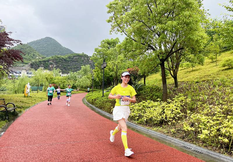 4、跑者天門(mén)河濕地公園。 趙軍 攝