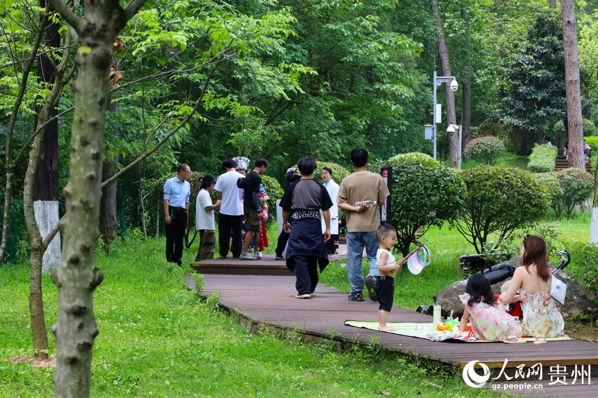 市民、游客在公園里游玩、拍照。人民網(wǎng) 潘佳倩攝