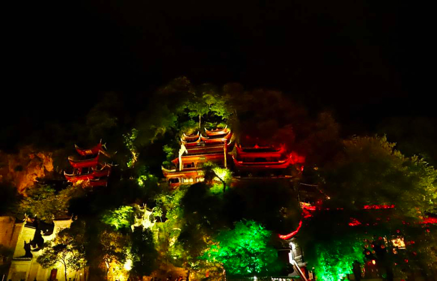 圖為鎮(zhèn)遠(yuǎn)夜景。顧蘭云攝