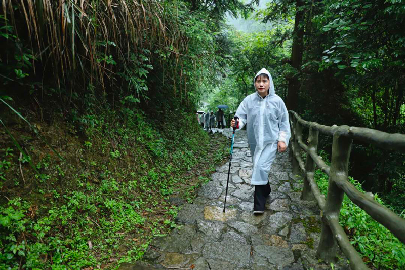 圖為守屯人帶領(lǐng)游客參觀海龍屯遺址。顧蘭云攝