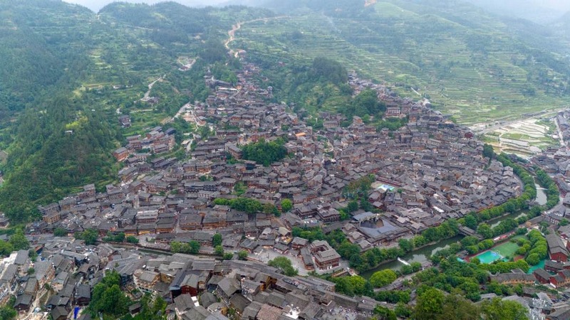 西江千戶苗寨位于貴州省黔東南苗族侗族自治州雷山縣東北部，由十余個依山而建的自然村寨相連成片，是一座有著一千兩百多戶人家、將近六千人的大型苗寨。姚晶權(quán)攝