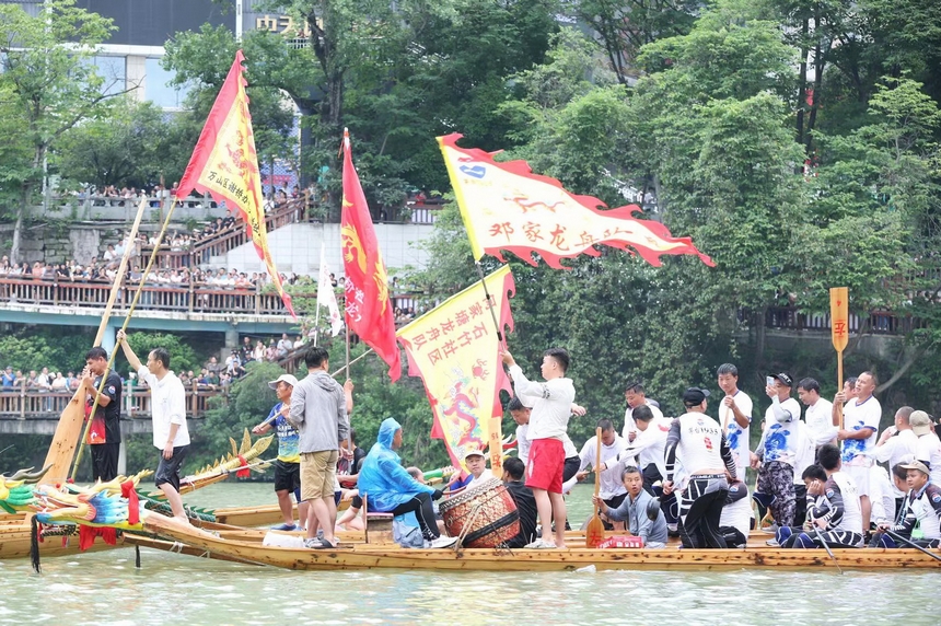 “龍舟游江”活動現(xiàn)場。申逸愷、李銘亨攝