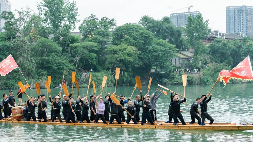 “龍舟游江”活動(dòng)現(xiàn)場。申逸愷、李銘亨攝